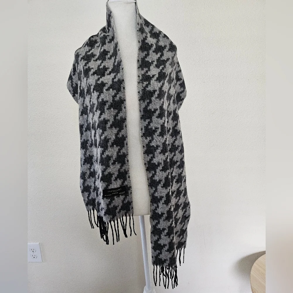 Charming Charlie 100 Wool Black Gray Pattern Casual Chic Wrap Scraft.